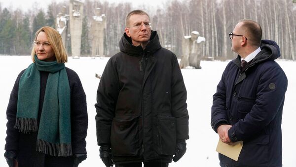 Министр культуры Даце Мелбарде, министр иностранных дел Эдгарс Ринкевичс и председатель Саласпилсской думы на мемориале в Саласпилсе - Sputnik Латвия