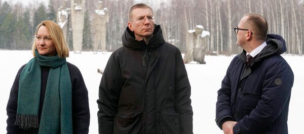 Министр культуры Даце Мелбарде, министр иностранных дел Эдгарс Ринкевичс и председатель Саласпилсской думы на мемориале в Саласпилсе Министр культуры Даце Мелбарде, министр иностранных дел Эдгарс Ринкевичс и председатель Саласпилсской думы на мемориале в Саласпилсе - Sputnik Latvija