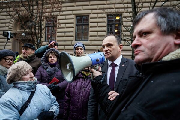 Заместитель председателя фракции «Согласия» в Сейме Игорь Пименов на митинге в защиту русских школ - Sputnik Латвия