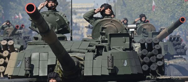 Польские танкисты салютуют во время ежегодного военного парада в день Польской армии в Варшаве Польские танкисты салютуют во время ежегодного военного парада в день Польской армии в Варшаве - Sputnik Latvija