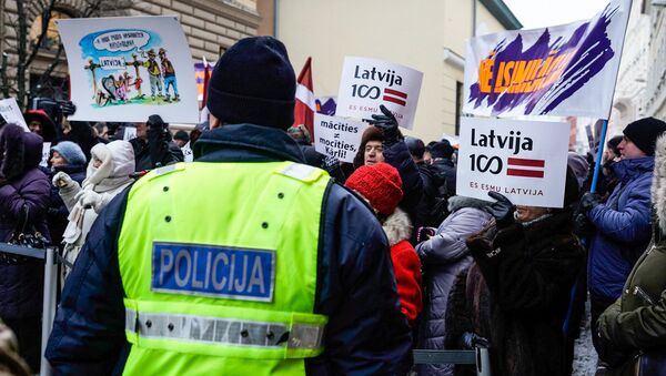 Акция в защиту русских школ у здания Сейма, 8 февраля 2018 года - Sputnik Латвия