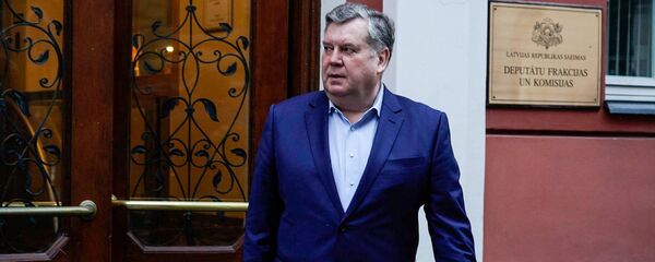 Янис Урбанович (Согласие) перез зданием Сейма Янис Урбанович (Согласие) перез зданием Сейма - Sputnik Latvija