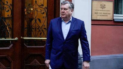 Янис Урбанович ("Согласие") перез зданием Сейма
