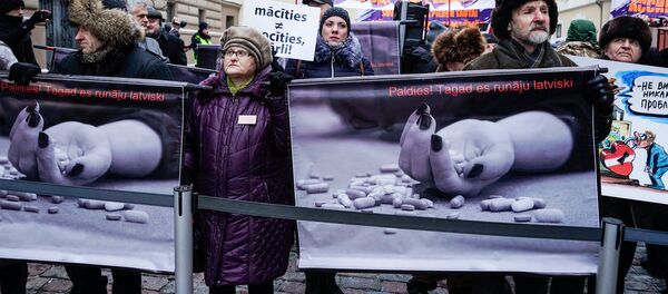 Акция в защиту русских школ у здания Сейма, 8 февраля 2018 года - Sputnik Latvija
