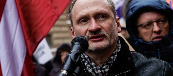 Мирослав Митрофанов на акции в защиту русских школ у здания Сейма, 8 февраля 2018 года - Sputnik Latvija