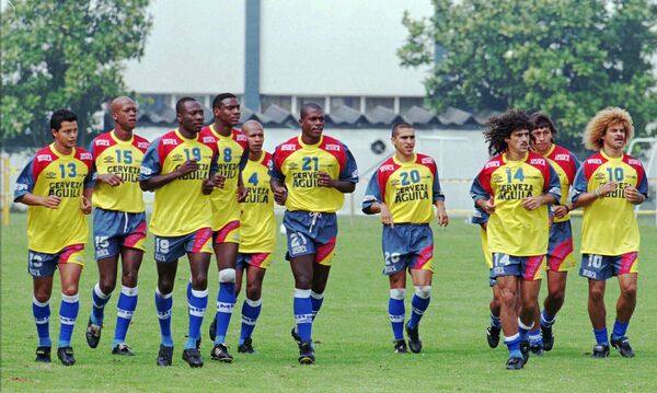 Сборная Колумбии во время последней тренировки перед отъездом на Кубок мира 1998 года во Францию Сборная Колумбии во время последней тренировки перед отъездом на Кубок мира 1998 года во Францию - Sputnik Латвия