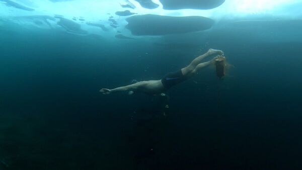 Дайвер нырнул под лед озера Байкал на глубину 26 метра - Sputnik Latvija