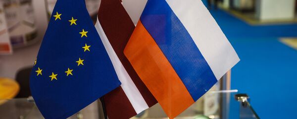 Флажки ЕС, Латвии и России - Sputnik Латвия