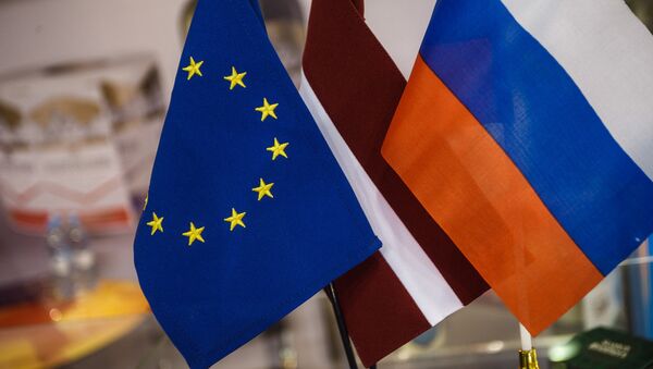 Флажки ЕС, Латвии и России - Sputnik Latvija