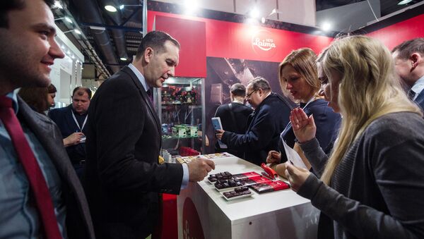На стенде фабрики Laima посол Латвии Марис Риекстиньш продегустировал новые сорта латвийского шоколада - Sputnik Latvija
