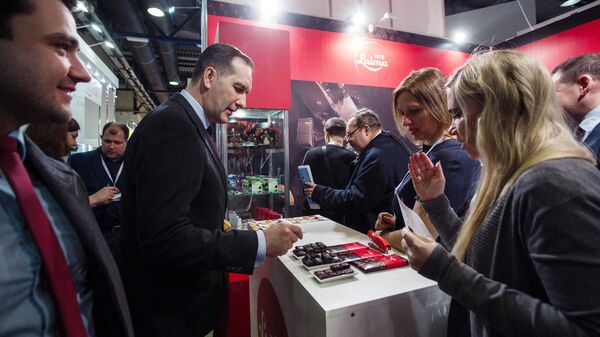 На стенде фабрики Laima посол Латвии Марис Риекстиньш продегустировал новые сорта латвийского шоколада На стенде фабрики Laima посол Латвии Марис Риекстиньш продегустировал новые сорта латвийского шоколада - Sputnik Латвия