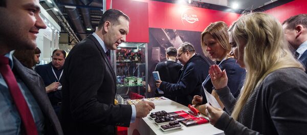 На стенде фабрики Laima посол Латвии Марис Риекстиньш продегустировал новые сорта латвийского шоколада - Sputnik Latvija