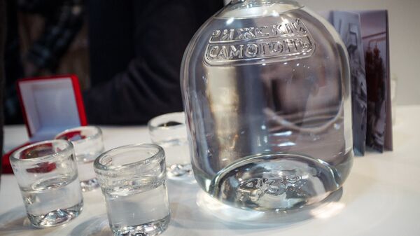 Рижский самогон привезли в Москву впервые Рижский самогон привезли в Москву впервые - Sputnik Латвия