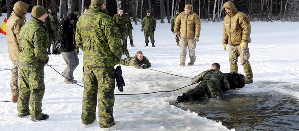 Солдаты батальона НАТО в Латвии окунулись в прорубь - Sputnik Латвия