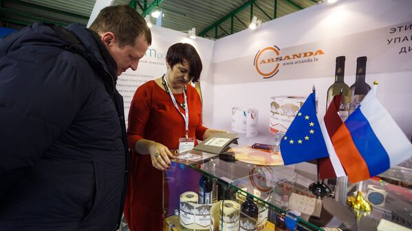 Посетитель на стенде предприятия Arsanda, производящего упаковку и этикетки, на выставке Продэкспо-2018 - Sputnik Латвия