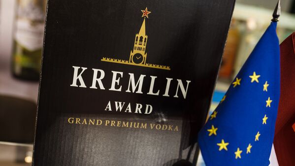 Подарочная коробка водки Kremlin Award на стенде предприятия Arsanda, производящего упаковку и этикетки, на выставке Продэкспо-2018 - Sputnik Латвия