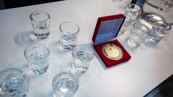 Золотая медаль продукции компании Рижскiй самогонъ - Sputnik Латвия