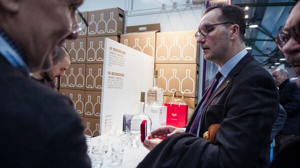Посол Латвии в России Марис Риекстиньш на стенде Рижский самогонъ на выставке Продэкспо-2018 Посол Латвии в России Марис Риекстиньш на стенде Рижский самогонъ на выставке Продэкспо-2018 - Sputnik Латвия