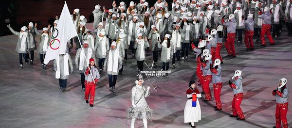 Российские спортсмены во время парада атлетов на церемонии открытия XXIII зимних Олимпийских игр в Пхенчхане - Sputnik Латвия