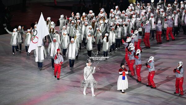 Российские спортсмены во время парада атлетов на церемонии открытия XXIII зимних Олимпийских игр в Пхенчхане - Sputnik Латвия