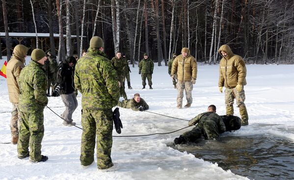 Mācību ietvaros Ziema karavīri apguva izdzīvošanas tehniku bargos laikapstākļos. - Sputnik Latvija