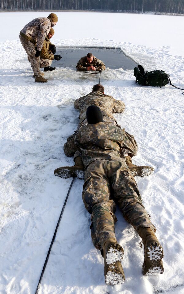 Mācību ietvaros Ziema karavīri apguva izdzīvošanas tehniku bargos laikapstākļos. - Sputnik Latvija