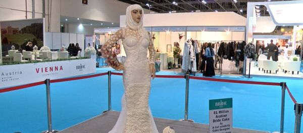 Dubaijā apēsta kāzu torte par miljonu dolāru Dubaijā apēsta kāzu torte par miljonu dolāru - Sputnik Latvija