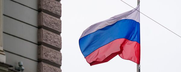 Флаг России у здания посольства РФ в Латвии Флаг России у здания посольства РФ в Латвии - Sputnik Latvija