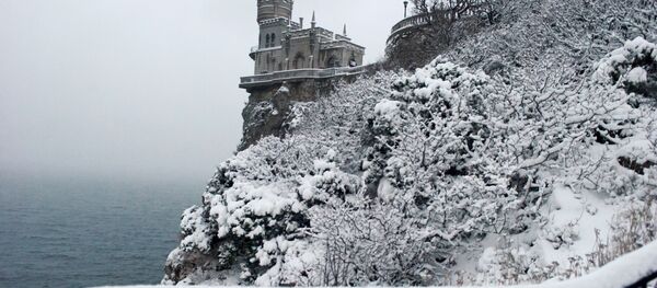 Замок Ласточкино гнездо в Гаспре во время снегопада Замок Ласточкино гнездо в Гаспре во время снегопада - Sputnik Latvija