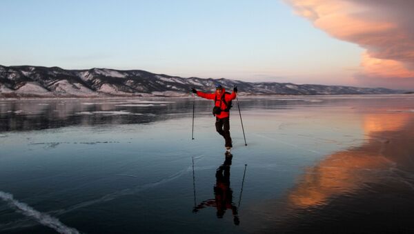 Мужчина на коньках на льду озера Байкал - Sputnik Латвия