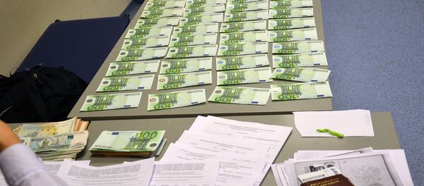 Внуковская таможня пресекла незаконный ввоз валюты - Sputnik Латвия