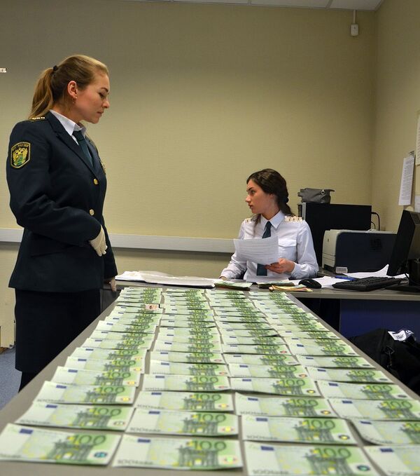 Внуковская таможня пресекла незаконный ввоз валюты - Sputnik Латвия