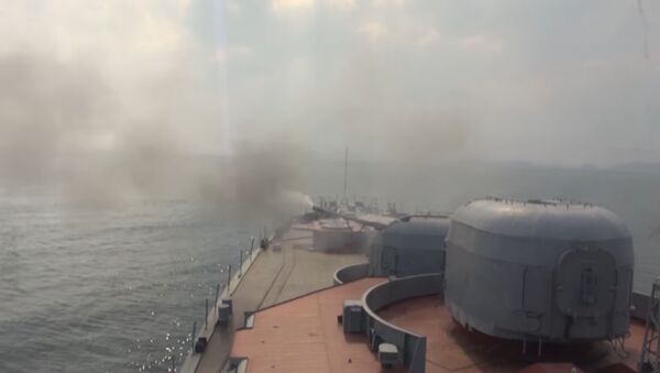 Ракетные и артиллерийские стрельбы БПК Адмирал Виноградов в Японском море - Sputnik Латвия