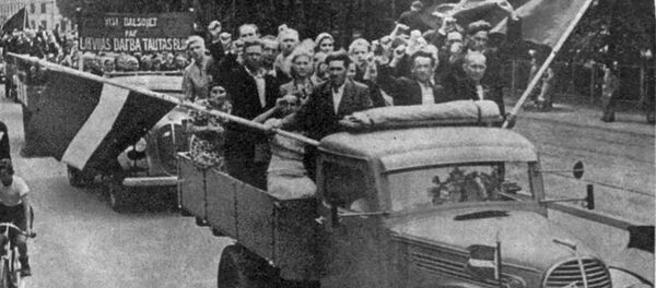 Выборы в Народный Сейм 14 июля 1940 года – два флага рядом - Sputnik Латвия