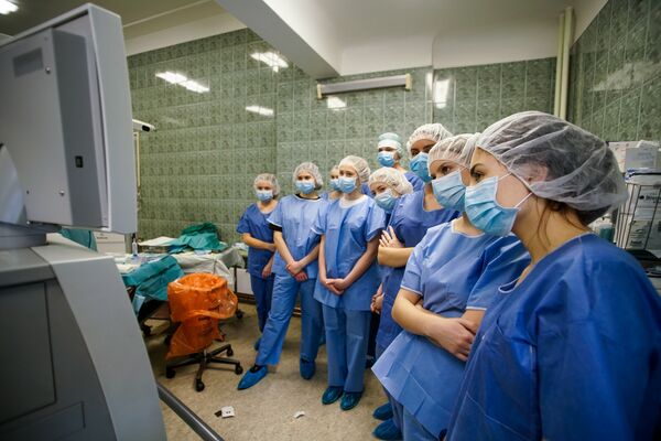 Участники образовательной акции День теней на хирургической операции в больнице им. Паула Страдыня - Sputnik Латвия