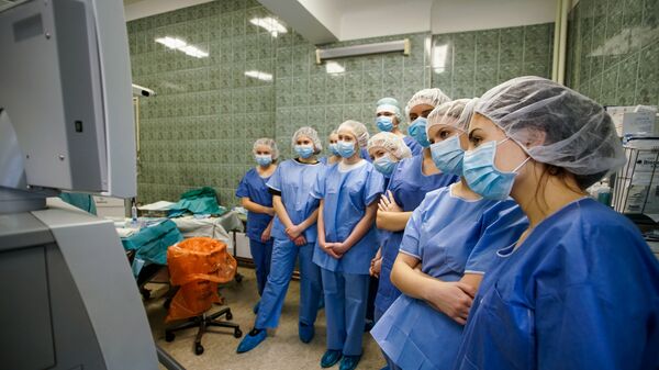 Участники образовательной акции День теней на хирургической операции в больнице им. Паула Страдыня - Sputnik Латвия