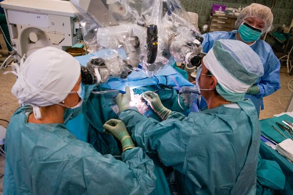 Нейрохирург Эгилс Валейнис проводит операцию на головном мозге - Sputnik Латвия