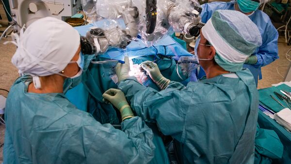 Нейрохирург Эгилс Валейнис проводит операцию на головном мозге - Sputnik Латвия