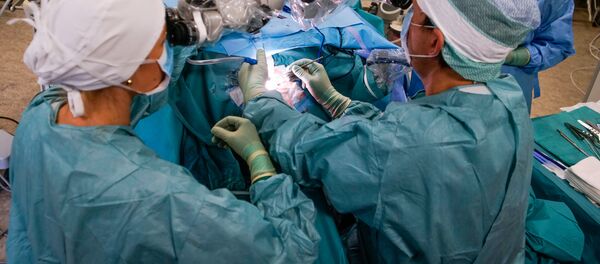 Нейрохирург Эгилс Валейнис проводит операцию на головном мозге Нейрохирург Эгилс Валейнис проводит операцию на головном мозге - Sputnik Латвия