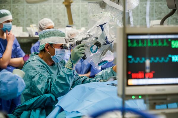 Нейрохирург Эгилс Валейнис проводит операцию на головном мозге Нейрохирург Эгилс Валейнис проводит операцию на головном мозге - Sputnik Латвия
