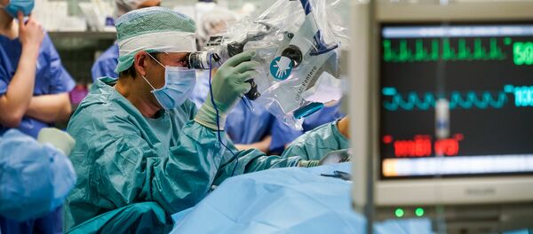 Нейрохирург Эгилс Валейнис проводит операцию на головном мозге - Sputnik Латвия