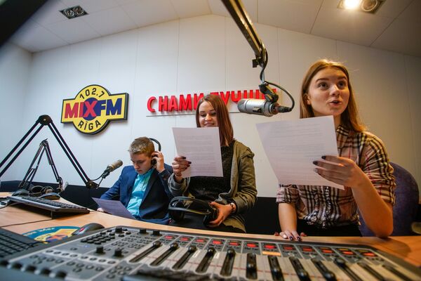 Артем, Карина, и София в День теней побывали на радиостанции MixFM Артем, Карина, и София в День теней побывали на радиостанции MixFM - Sputnik Латвия