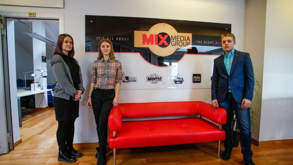 Карина, София и Артем в День теней побывали на радиостанции MixFM - Sputnik Латвия
