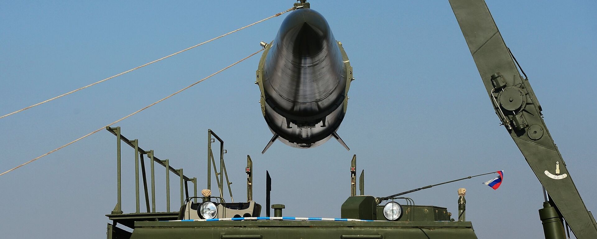Загрузка ракеты транспортно-заряжающий машиной на самоходную пусковую установку оперативно-тактического ракетного комплекса Искандер-М - Sputnik Latvija, 1920, 27.02.2021