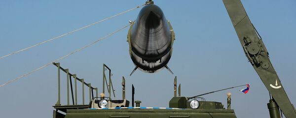 Загрузка ракеты транспортно-заряжающий машиной на самоходную пусковую установку оперативно-тактического ракетного комплекса Искандер-М Загрузка ракеты транспортно-заряжающий машиной на самоходную пусковую установку оперативно-тактического ракетного комплекса Искандер-М - Sputnik Latvija