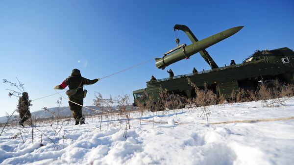 Военнослужащие ВС РФ контролируют загрузку ракеты транспортно-заряжающий машиной на самоходную пусковую установку оперативно-тактического ракетного комплекса Искандер-М - Sputnik Latvija