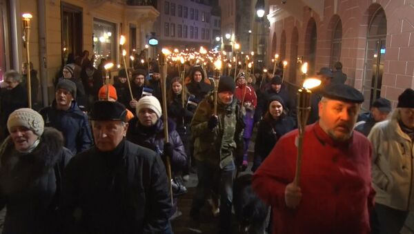 Тысячи националистов с зажженными факелами прошли по ночному Таллину - Sputnik Latvija