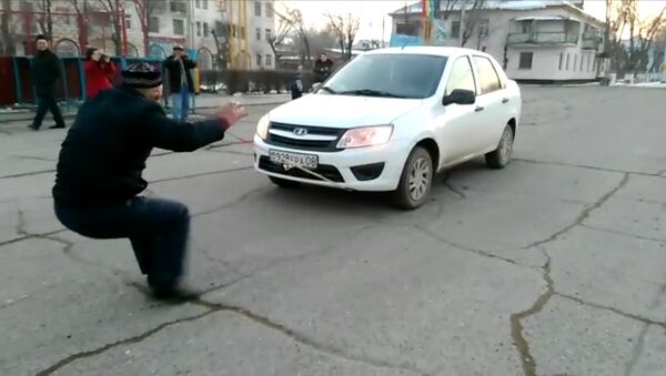 Житель Жамбылской области передвигает ушами автомобиль - Sputnik Latvija