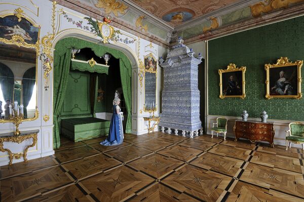 В фильме: спальня Пьера Безухова. В музее: спальня герцога Бирона - Sputnik Латвия