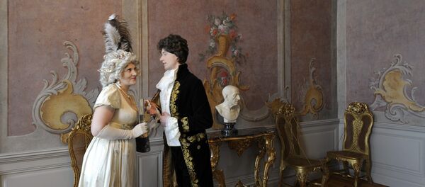 В фильме: комната в доме Ростовых.  В музее: кабинет герцога - Sputnik Латвия